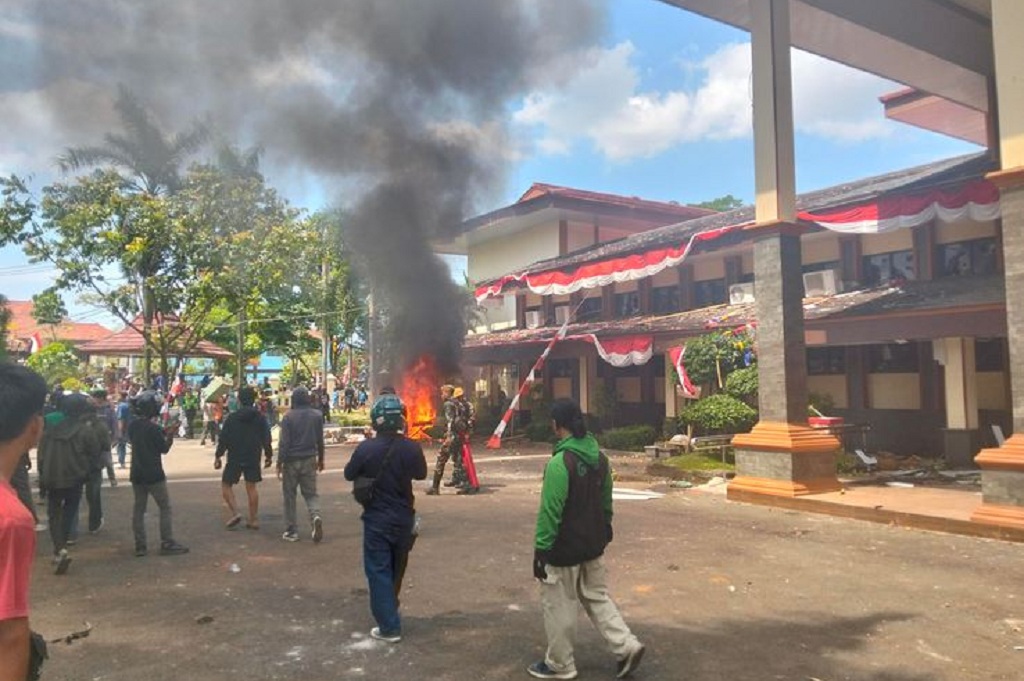 Gedung DPRD Cirebon Dirusak dan Dibakar Massa, Barang Inventaris Kantor Dijarah