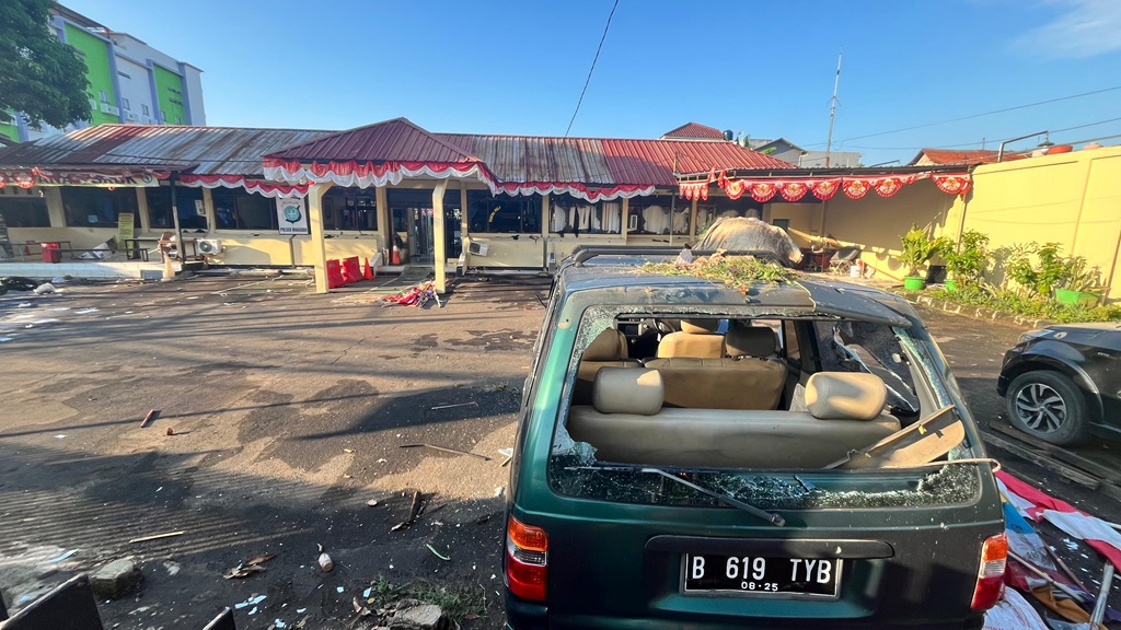 Polres Jakarta Timur dan 5 Polsek Diserang Massa