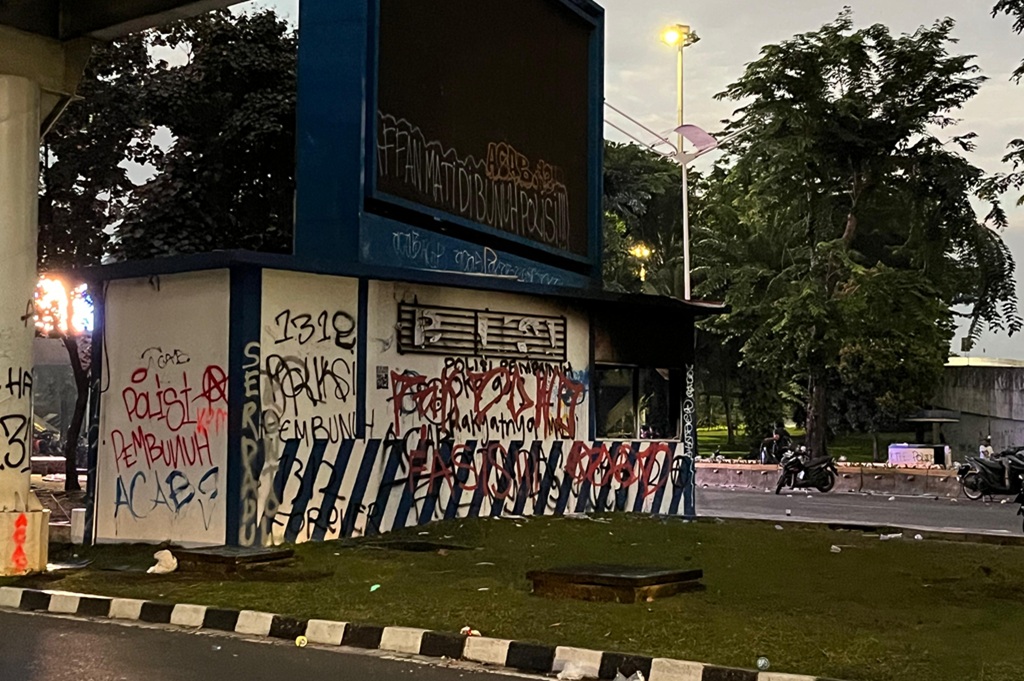 Potret Pos Polisi Semanggi usai Dirusak Massa, Tembok Penuh Coretan Vandalisme