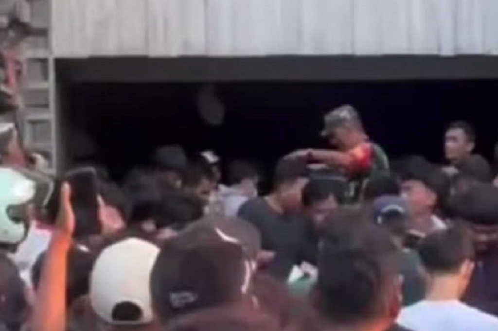 TNI Turun Tangan Tenangkan Massa di Rumah Sahroni