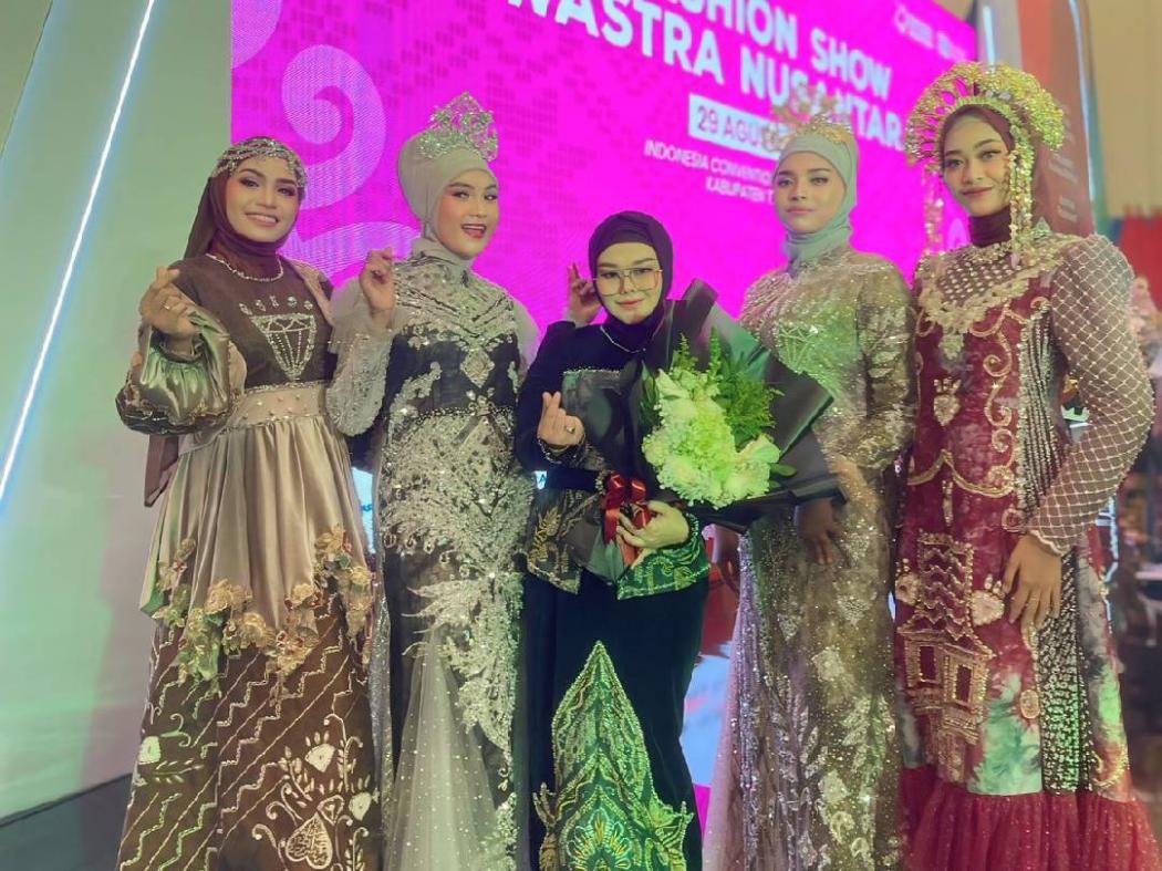 Cantik! Desainer Ini Sukses Highlight Arguci Full Payet Khas Banjar di Gaun Kontemporer