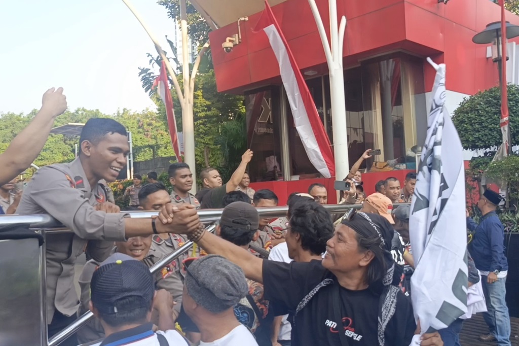 Momen Warga Pati Bubar usai Demo Desak KPK Tetapkan Sudewo Tersangka, Salami Polisi