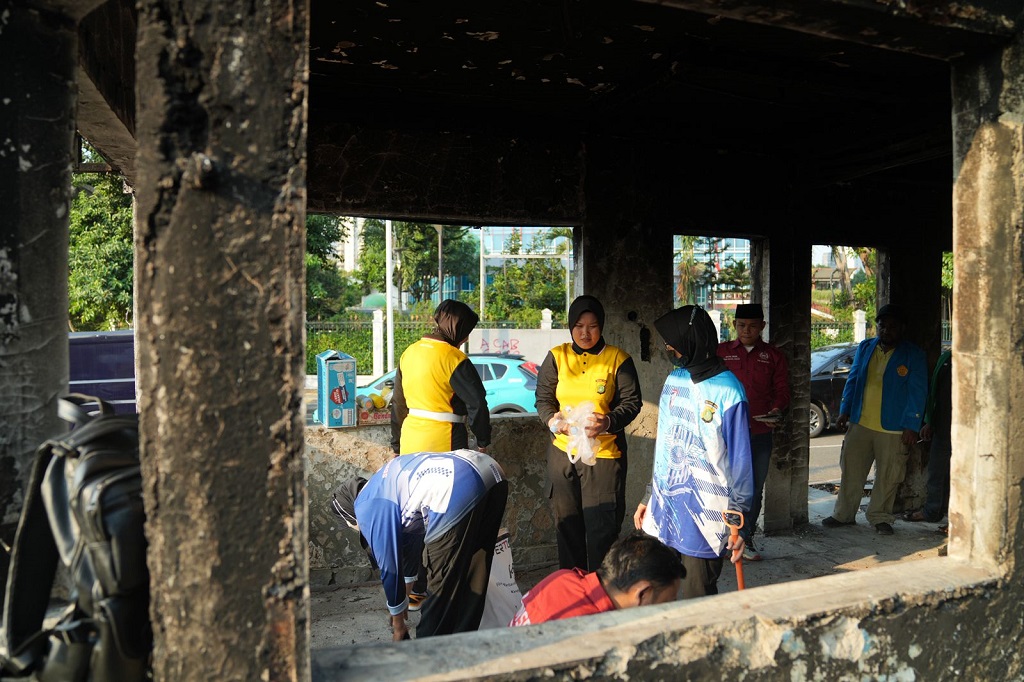 Polwan Ditlantas Polda Metro dan Mahasiswa Kompak Bersih-Bersih Pospol Rusak Imbas Aksi Anarkistis