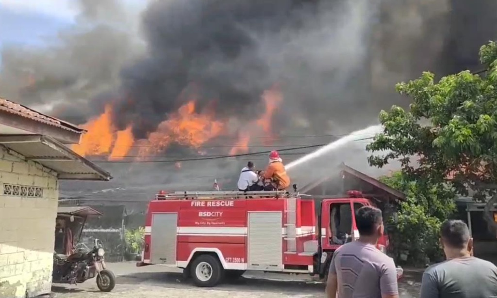 Asrama Polri di Serpong Kebakaran, Api Berkobar Hebat
