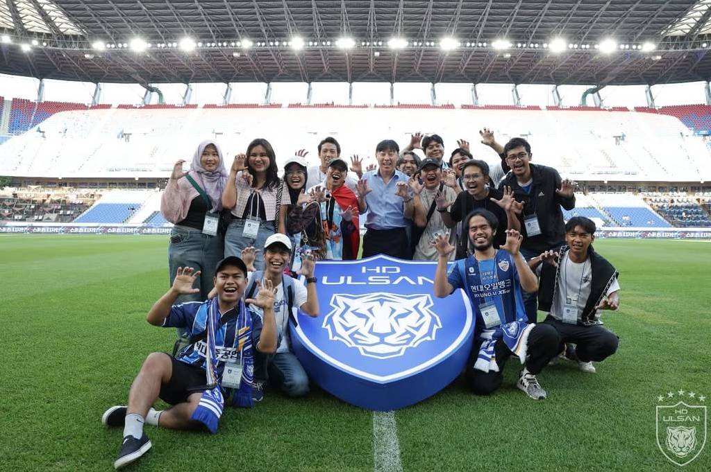 Viral! Shin Tae-yong Pamer Kebersamaan dengan Fans Asal Indonesia di Ulsan