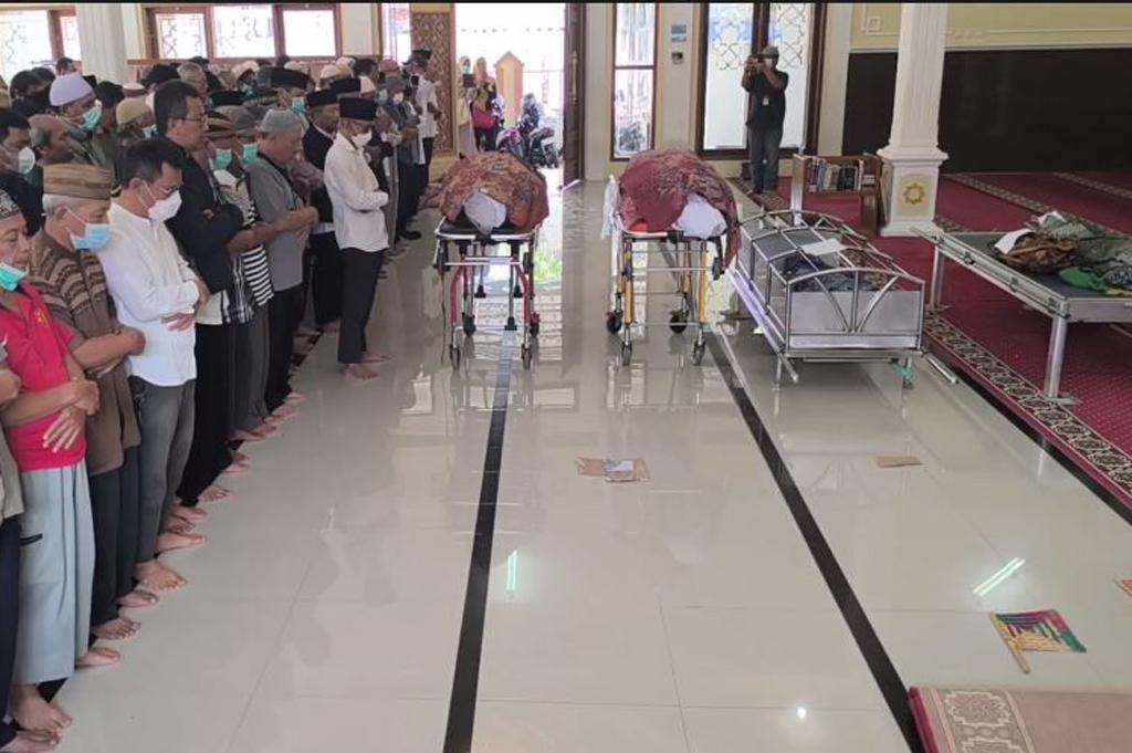 Tangis Pecah di Indramayu, 5 Jenazah Satu Keluarga Dimakamkan Berdampingan