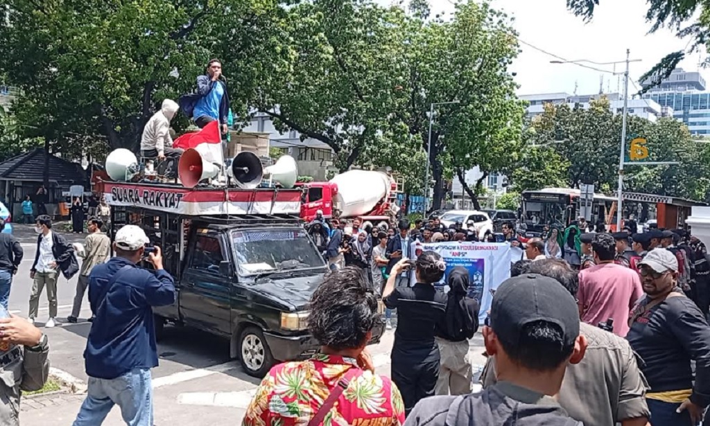 Mahasiswa Demo di Depan Gedung DPRD DKI, Tuntut Transparansi Tunjangan 