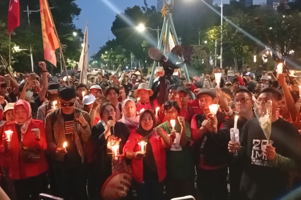 Demo di Patung Kuda Jakpus, Massa Mengheningkan Cipta dan Bakar Lilin