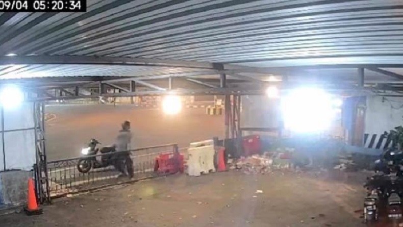Beredar Video Detik-detik Pria Bermotor Lempar Molotov di Pos Polisi Jogja