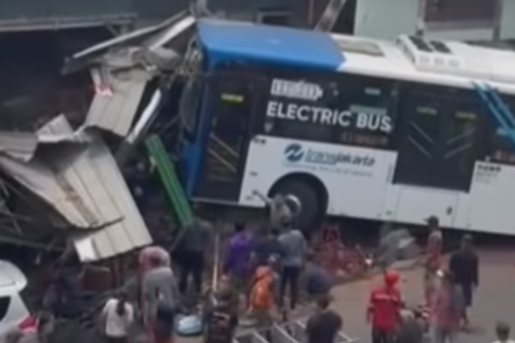 Kecelakaan Bus Transjakarta Tabrak Toko di Jaksel, 1 Orang Luka-luka
