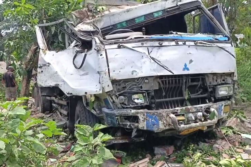 Kecelakaan di Jalinsum Asahan, Truk Tangki Sawit Tabrak 3 Mobil dan Pagar Rumah Warga