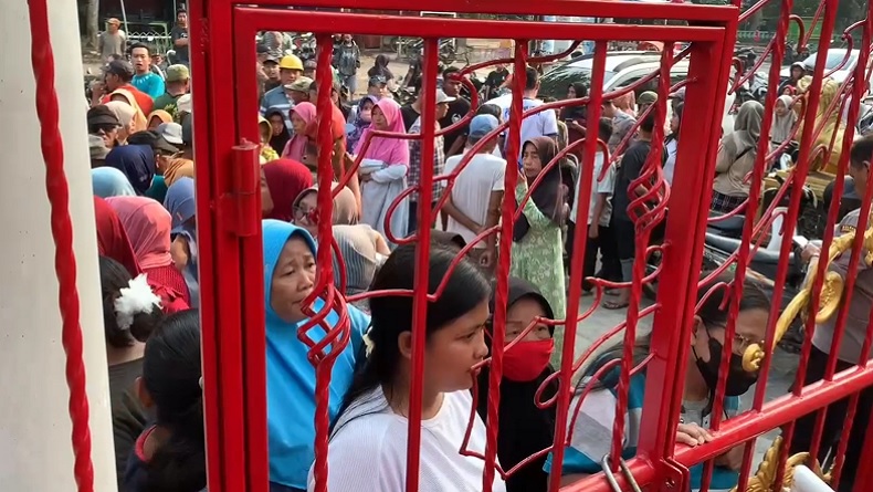 Ratusan Warga Jombang Berebut Masuk Klenteng Boo Hway Bio untuk Dapat Paket Beras Gratis