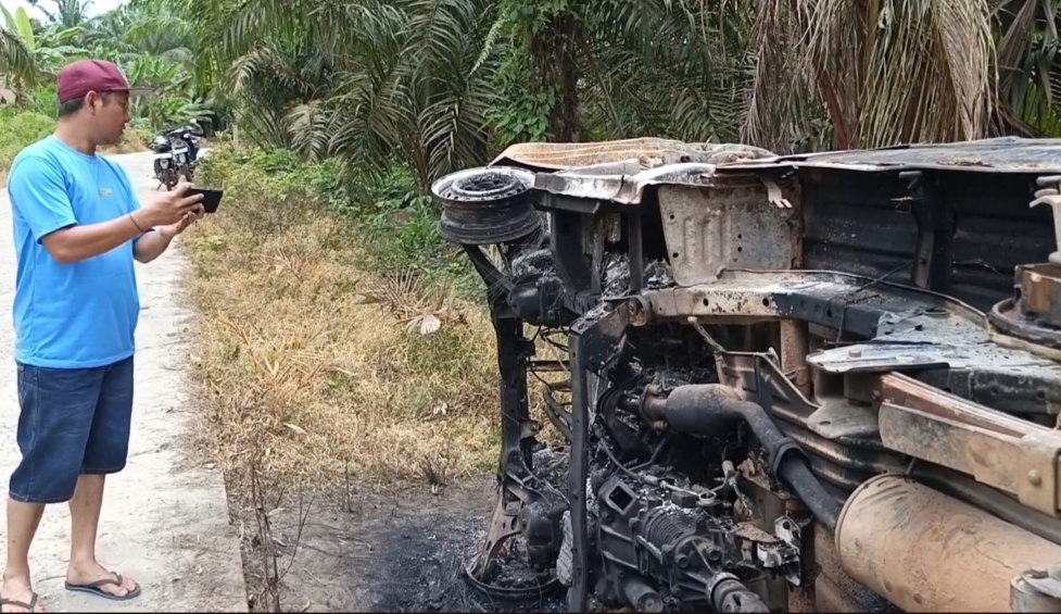 Warga Asahan Bakar Mobil dan Motor Terduga Pencuri Lembu, 1 Pelaku Ditangkap
