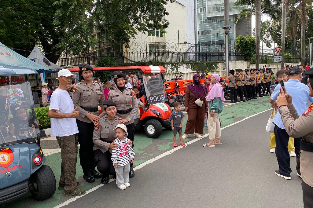 CFD Sudirman-Thamrin Jakarta Dipadati Warga, Para Polwan Jadi Daya Tarik
