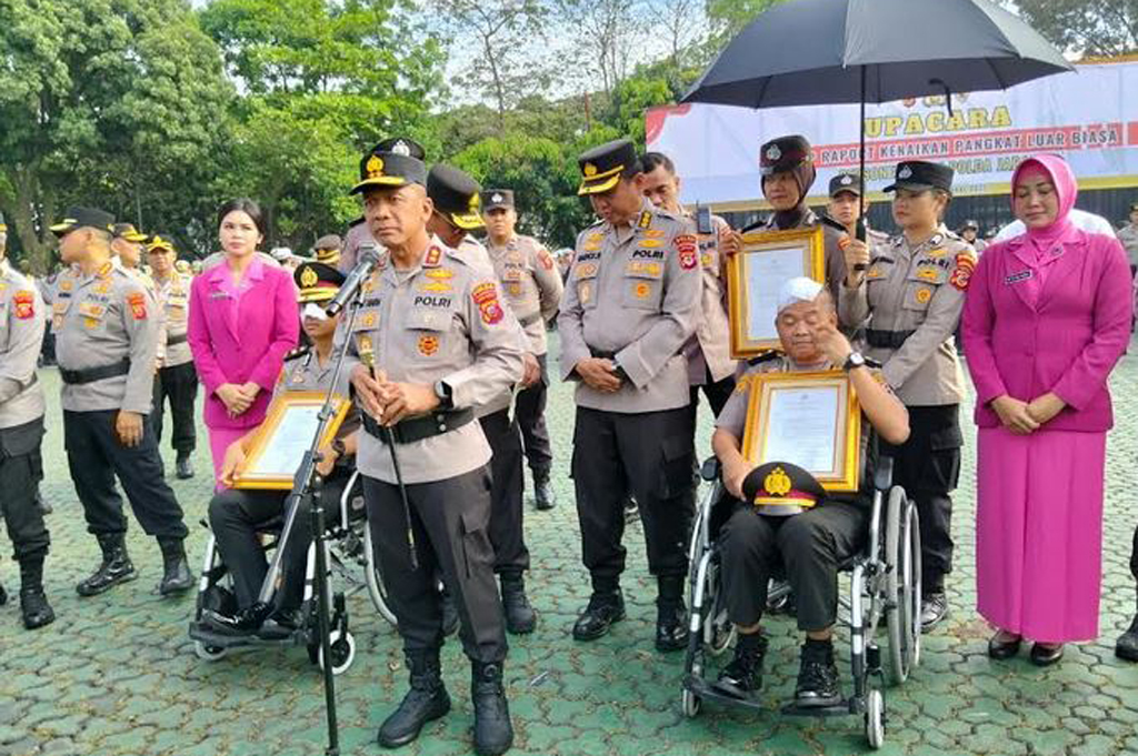 4 Anggota Polda Jabar Dapat Kenaikan Pangkat Luar Biasa, Luka Parah saat Kawal Demo
