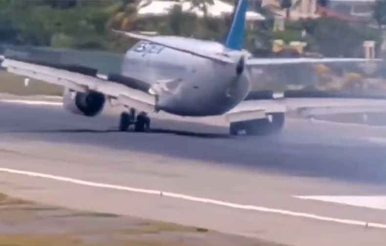 Horor! Roda Pesawat Boeing Bawa 164 Penumpang Patah saat Mendarat