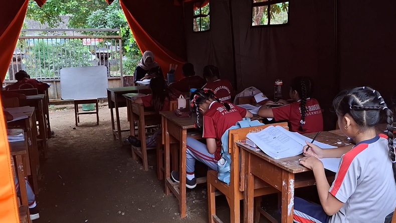 SD di Tulungagung Rusak akibat Longsor, Siswa Belajar di Tenda Darurat