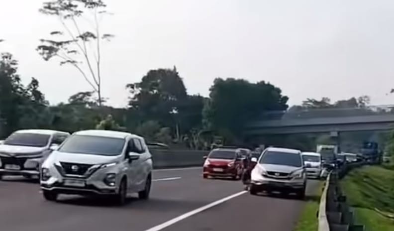 Ban Mobil Bocor Massal di Tol Cipularang, Jasa Marga Ungkap Benda Ini Penyebabnya