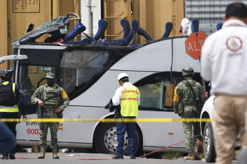 Kereta Barang Tabrak Bus Tingkat, 10 Orang Tewas