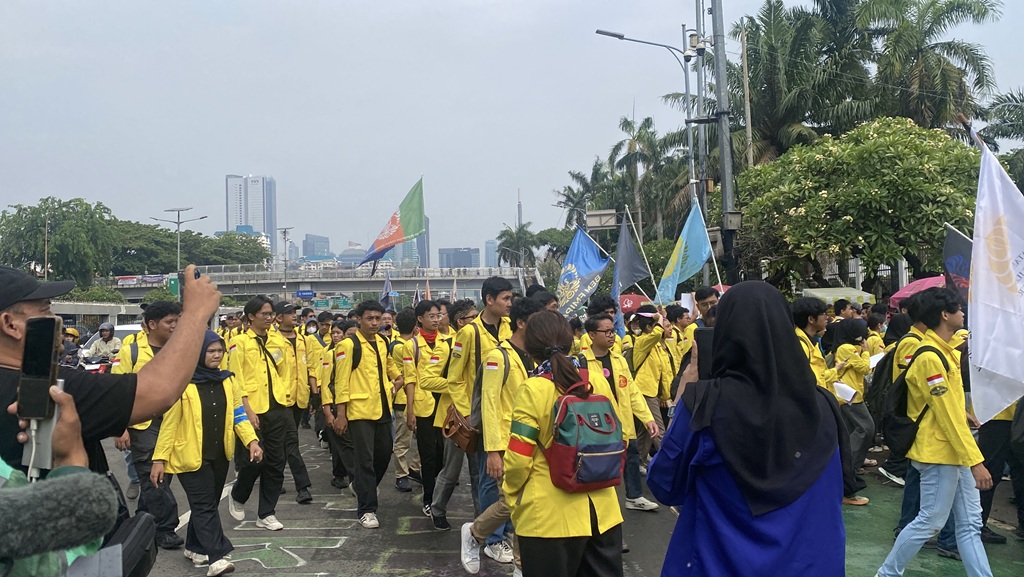 Ratusan Mahasiswa BEM SI Geruduk DPR, Tagih Janji Realisasi 17+8 Tuntutan Rakyat