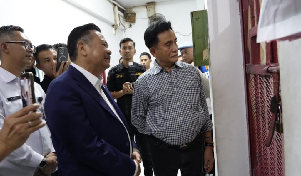 Menko Yusril Jenguk Pedemo yang Ditangkap, Pastikan Tak Ada Pelanggaran HAM