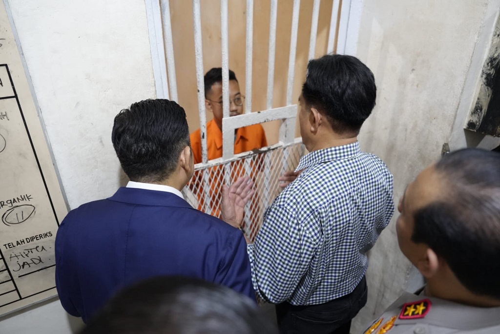 Momen Yusril Bertemu Delpedro Marhaen di Rutan Polda Metro Jaya