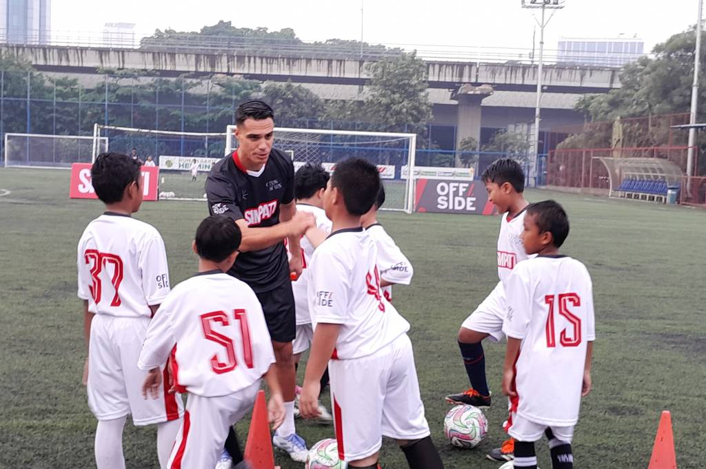Masih Lelah Bela Timnas, Joey Pelupessy Langsung Berbagi Ilmu dengan Pemain Usia Dini