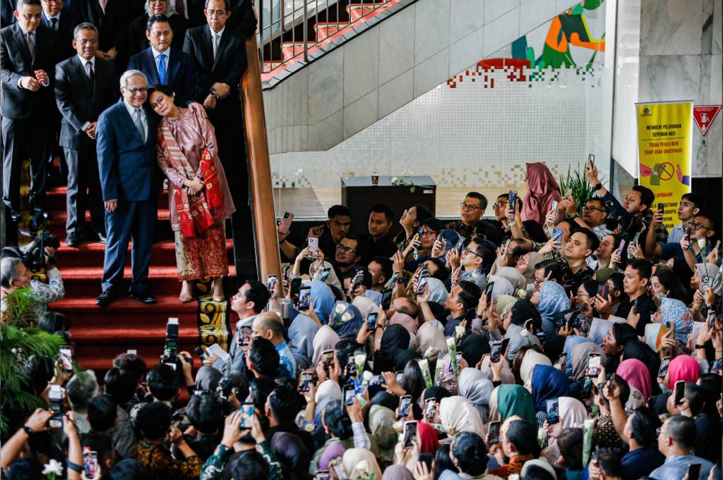 Banjir Air Mata! Lagu Bahasa Kalbu hingga Karena Cinta Lepas Sri Mulyani dari Kemenkeu