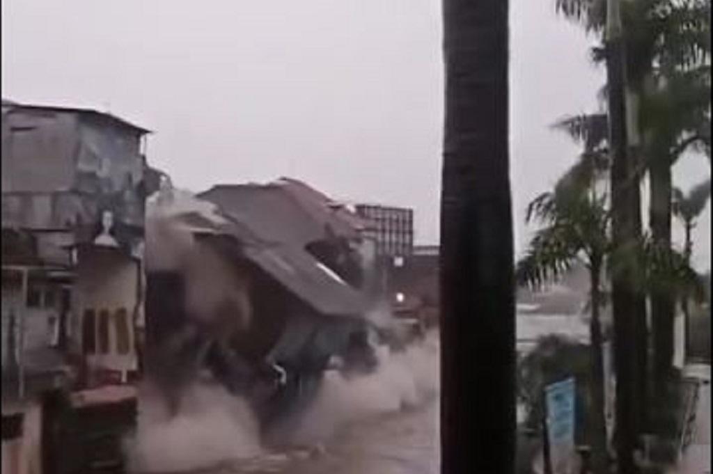 Detik-detik Ruko Ambruk Tergerus Air saat Banjir Bandang di Bali, Videonya Viral!