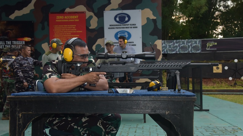 Pangkormar Letjen Endi Supardi Uji Alat Bidik Canggih Thermal Weapon Sight