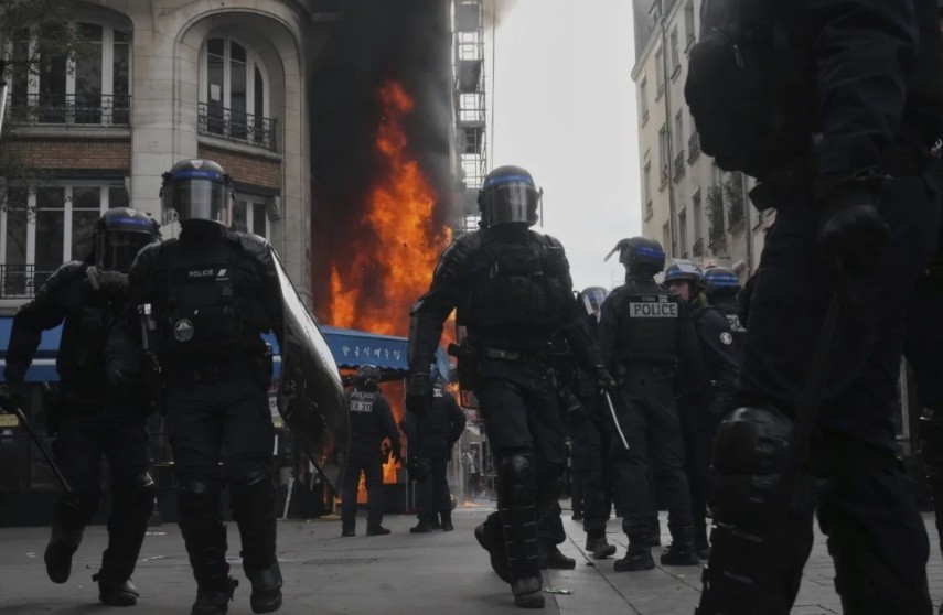 Prancis Diguncang Demo Besar, Massa Blokir Jalan dan Bakar Bus