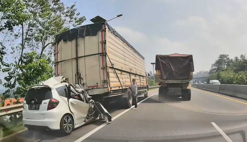 Honda Jazz Hantam Belakang Truk Tronton di Tol Cipularang, Ingat Rumus 3 Detik