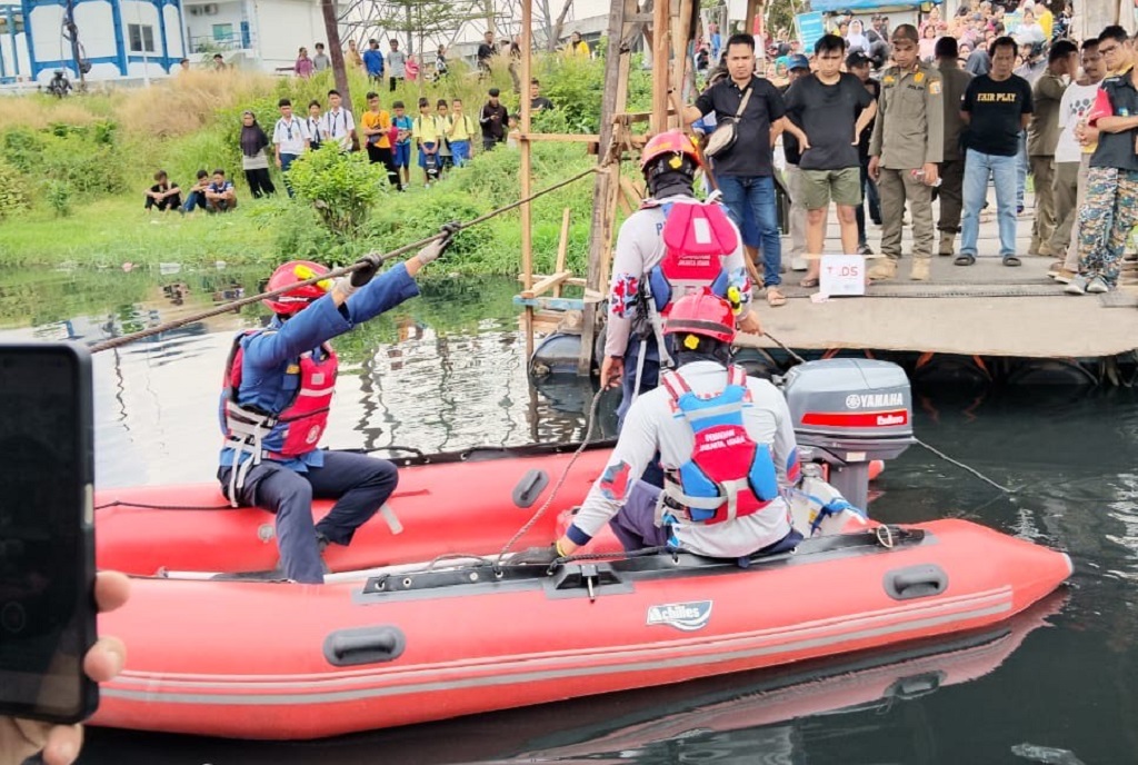Pria Tenggelam usai Tercebur dari Perahu Eretan di Cilincing, Damkar Turun Tangan