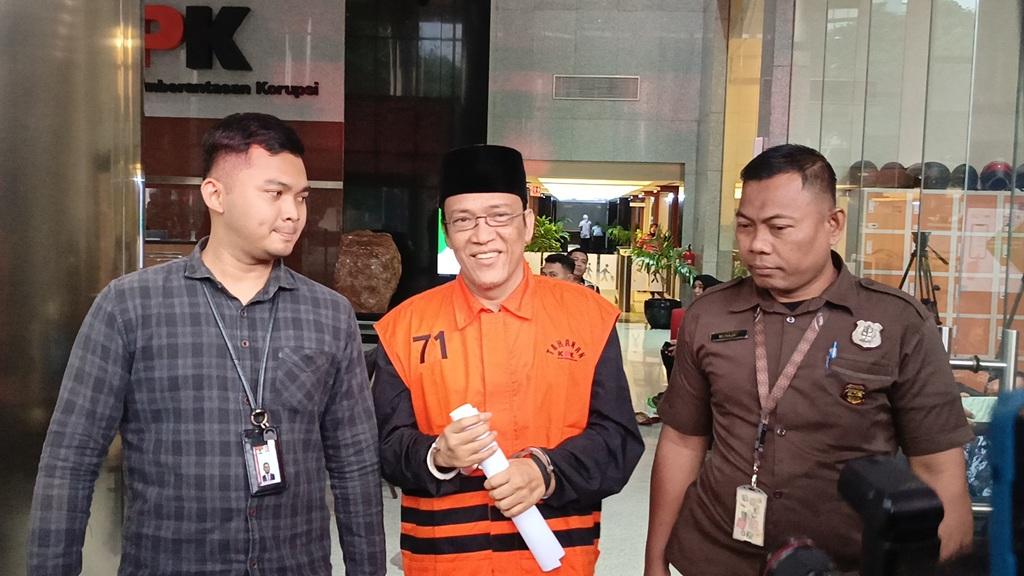 Eks Wamenaker Noel Pakai Peci usai Ditahan KPK: Lebih Enak, Biar Lebih Keren