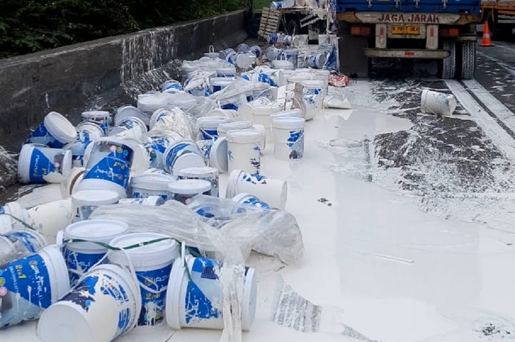 Kecelakaan 2 Truk di Tol Pluit Jakut, Jalanan Dibanjiri Cat Putih
