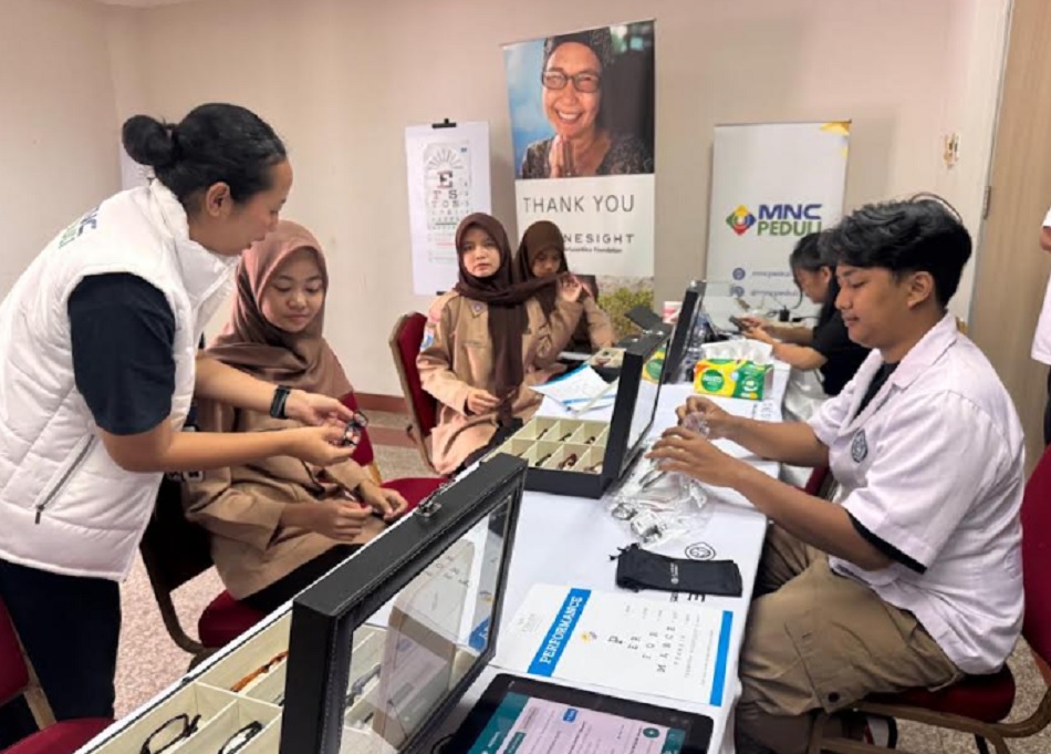 MNC Peduli Gandeng OneSight EssilorLuxottica Foundation dan UT Bagi-Bagi Kacamata Gratis di Tangsel