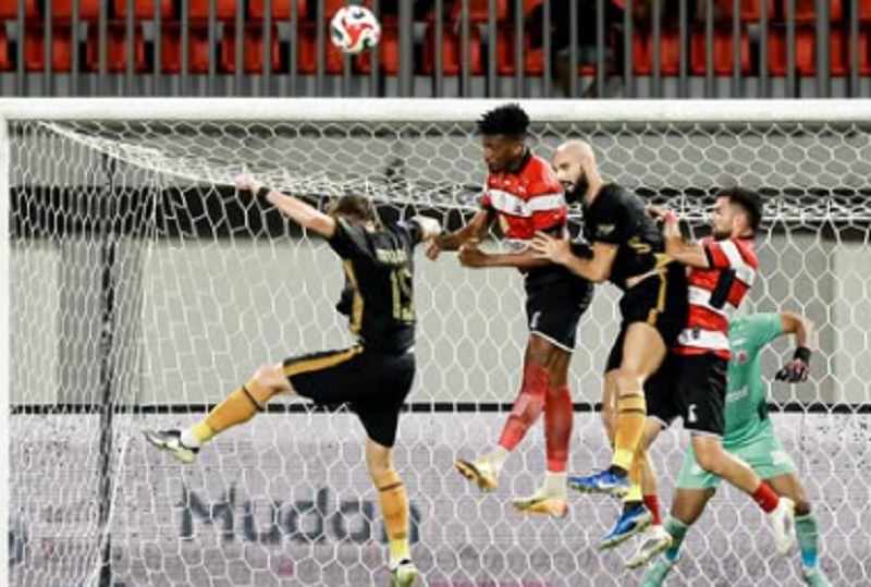 Madura United vs Bhayangkara FC Berakhir Tanpa Gol! Penalti Terbuang