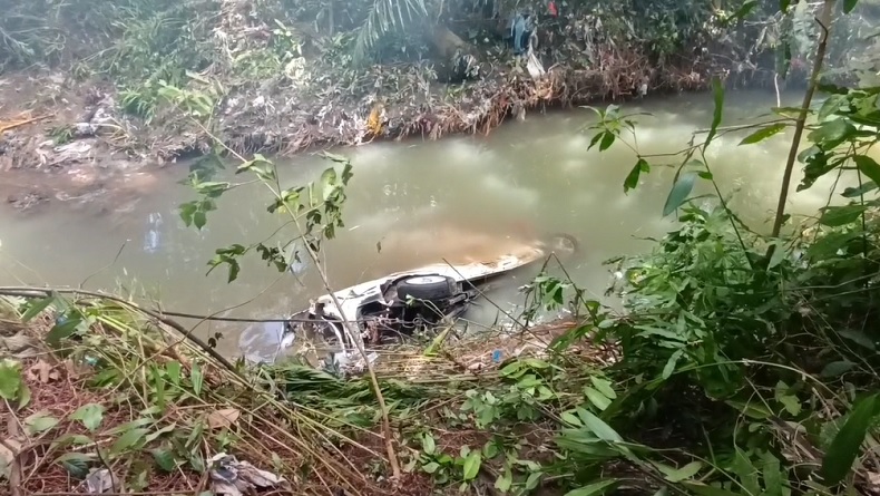 Petugas Evakuasi Mobil Hanyut Terseret Banjir Bandang di Bali