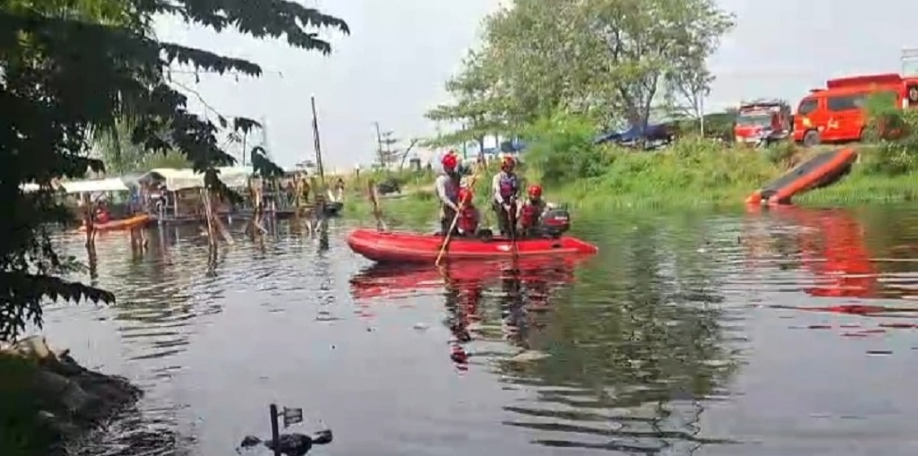 Lagi Sakit, Remaja Penarik Perahu Eretan Jatuh Tenggelam di Cilincing