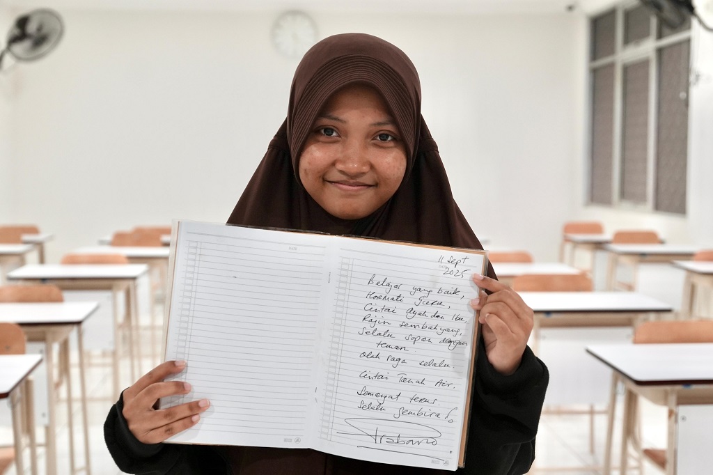 Cerita Siswa Sekolah Rakyat, Bukunya Ditulisi Pesan Motivasi dari Presiden Prabowo