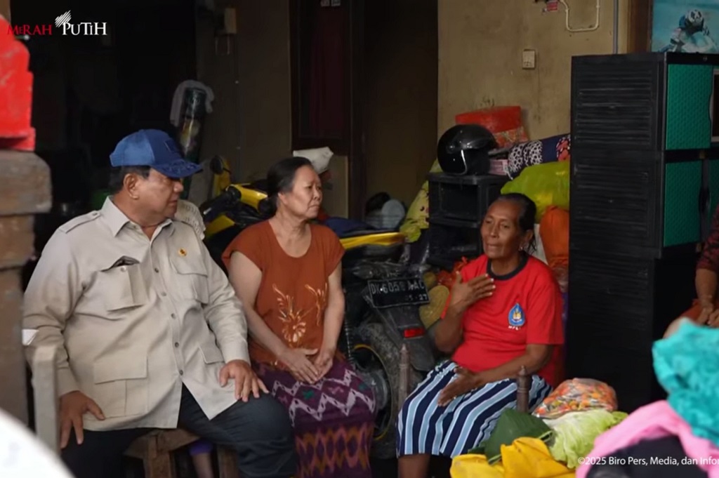 Momen Prabowo Duduk dan Dengar Curhatan Ibu-ibu Korban Banjir Bali