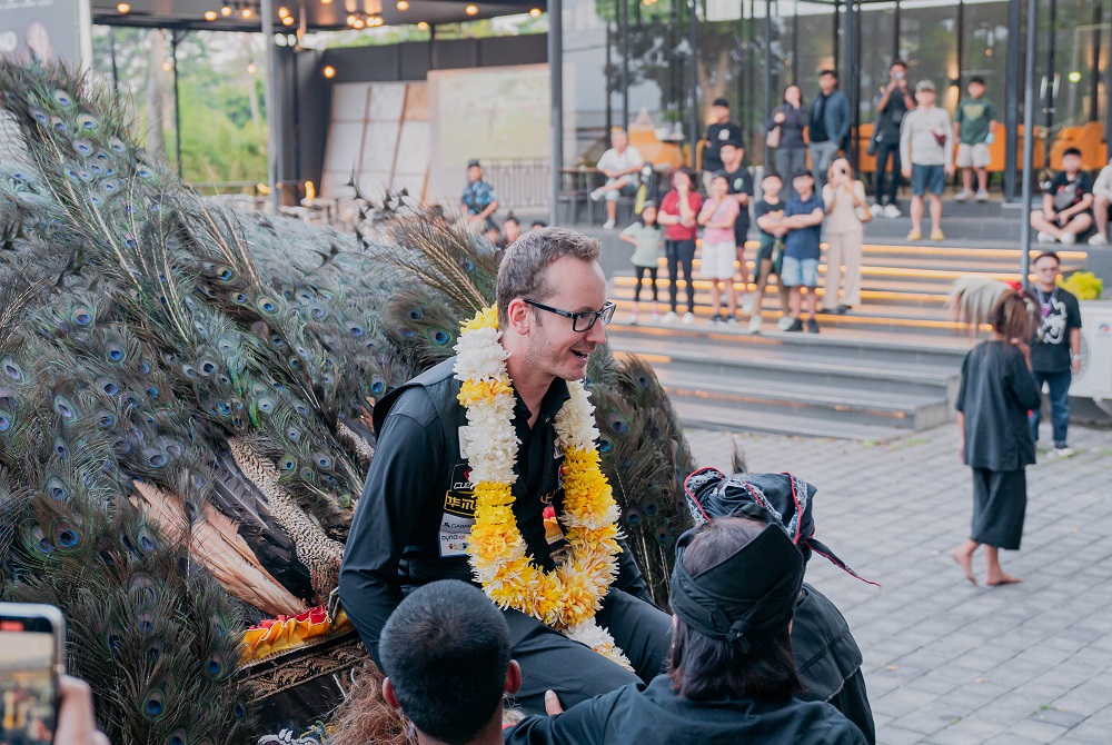 Juara Dunia Trickshot Biliar Florian Kohler Terkesima Disambut Reog Ponorogo di Kota Batu