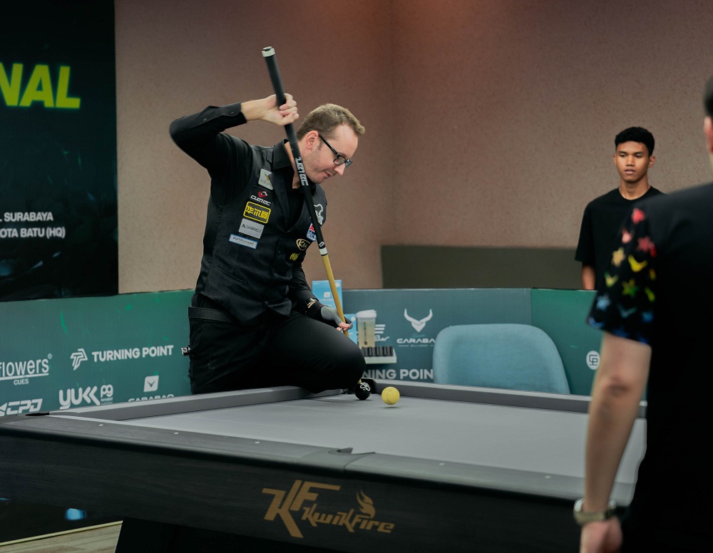 Spektakuler! Juara Dunia Trickshot Biliar Florian Kohler Hipnotis Warga Kota Batu dengan Aksi Gila