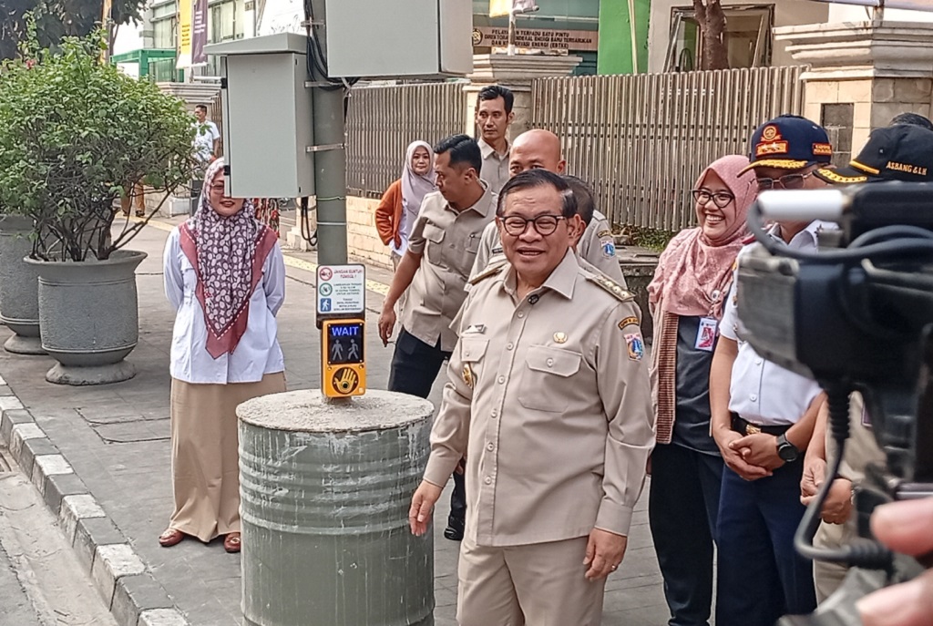 Pramono Jajal Pelican Crossing Stasiun Cikini: 10 Detik Cukup