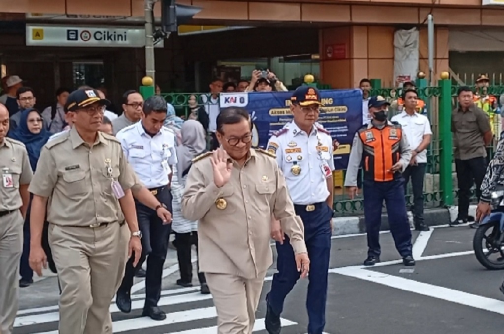 Momen Pramono Jajal Pelican Crossing Stasiun Cikini: Kayak Citayam Fashion Show