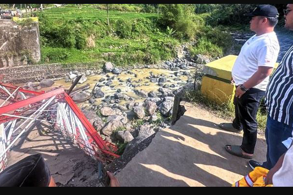 Jembatan Kali Erang di Tegal Ambruk saat Dibongkar, 5 Pekerja Luka-Luka