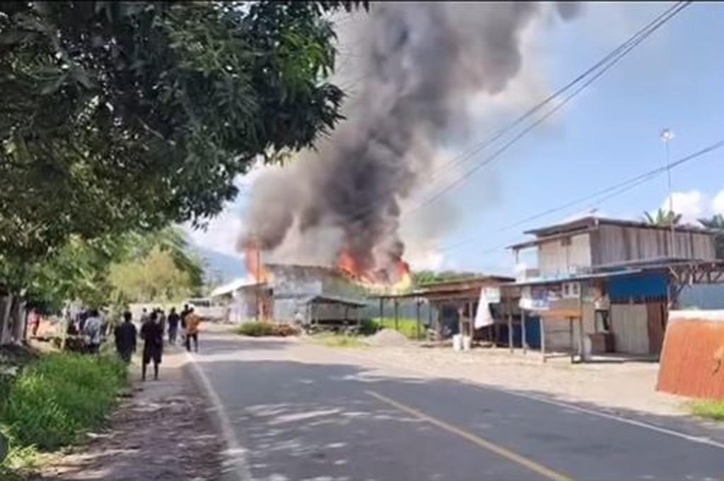 Yalimo Memanas, Sekolah Dibakar dan Polisi Terluka Kena Anak Panah
