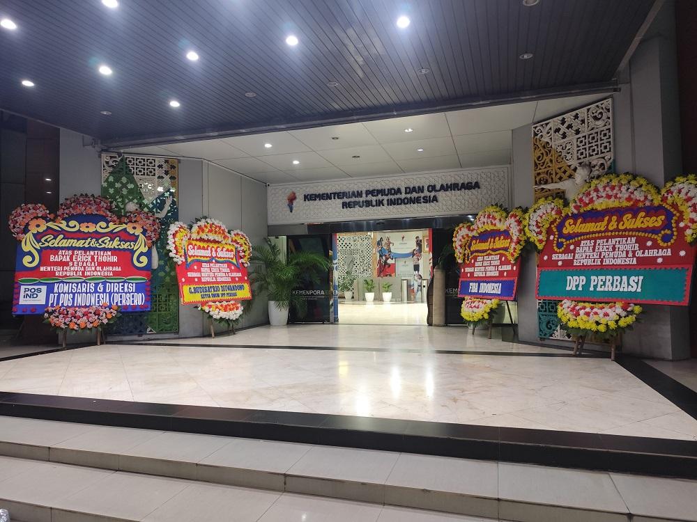 Erick Thohir Resmi Jadi Menpora RI, Kantor Kemenpora Dibanjiri Karangan Bunga