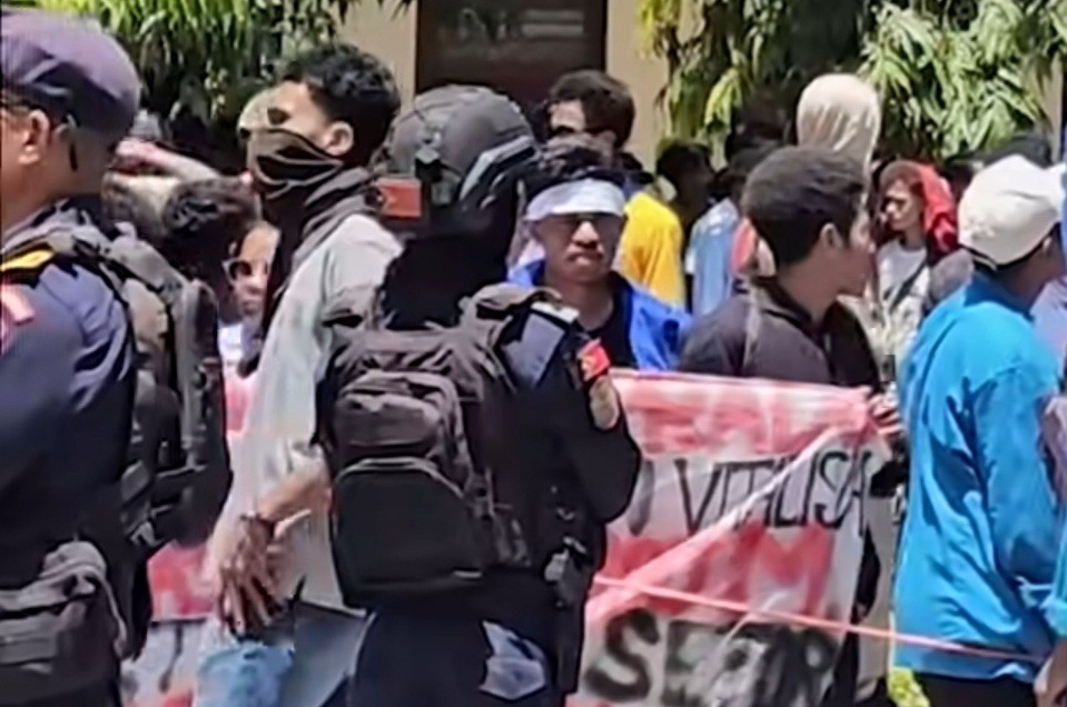 Timor Leste Rusuh Lagi, Demonstran Tak Percaya DPR Batal Beli Mobil Dinas Mewah