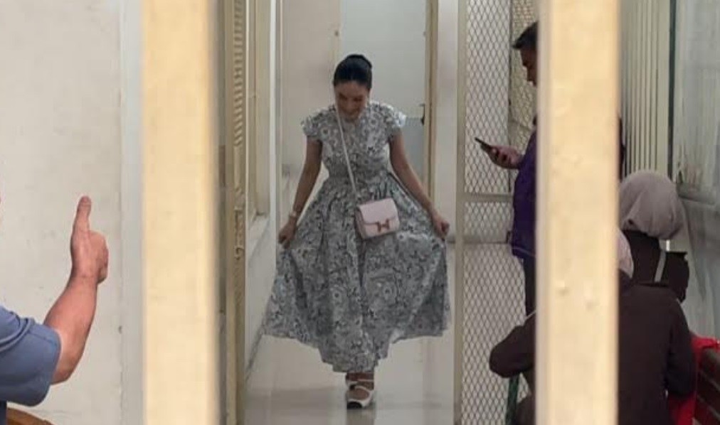 Heboh, Nikita Mirzani Tampil Bak Cinderella dalam Sidang Kasus Pemerasan di Pengadilan